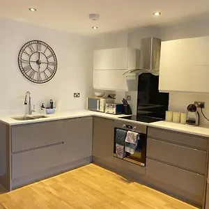Bevendean Hut - Modern 5 Bedroom House, With Parking , Brighton United Kingdom